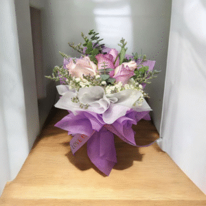 Roses with baby's breath, eucalyptus & caspia